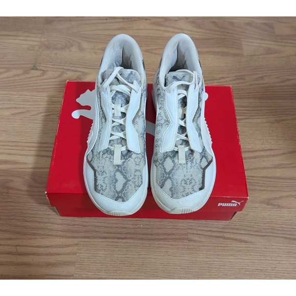 Puma White and Gray Sneakers | GUC - Picture 4 of 5